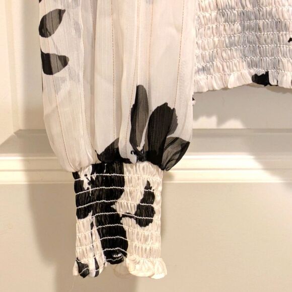 Elegant Black and White Floral Blouse - Picture 4 of 6